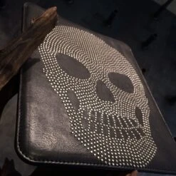 AARTS - Custodia Luxury Skull In Vera Pelle Con Borchie Per IPad 2/3/4 - Nero 7 AARTS - Custodia Luxury Skull In Vera Pelle Con Borchie Per IPad 2/3/4 - Nero -Cover Style Negozio aarts custodia luxury skull in vera pelle con borchie per ipad 2 3 4 nero 3