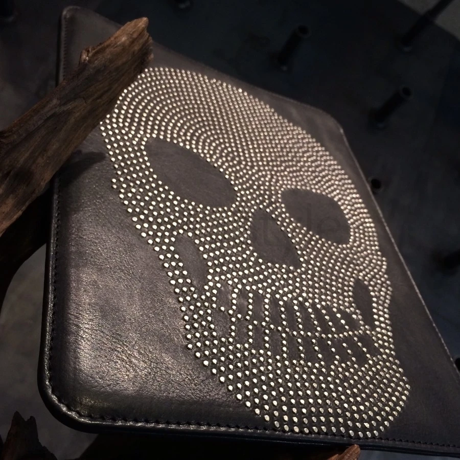 AARTS - Custodia Luxury Skull In Vera Pelle Con Borchie Per IPad 2/3/4 - Nero 4 AARTS - Custodia Luxury Skull In Vera Pelle Con Borchie Per IPad 2/3/4 - Nero - immagine 4